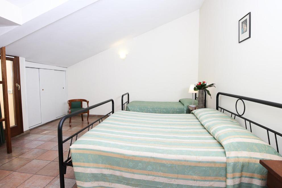 Casa Di Santa Francesca Romana A Ponte Rotto Екстер'єр фото