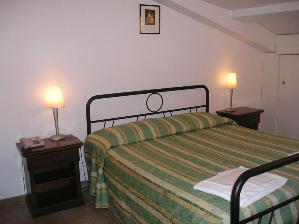 Casa Di Santa Francesca Romana A Ponte Rotto Екстер'єр фото
